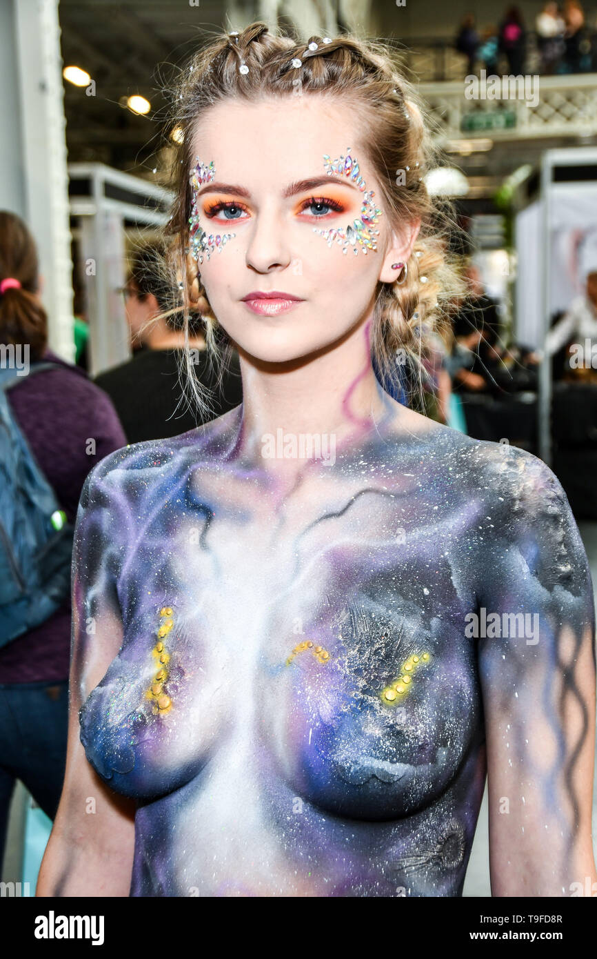 Londra, Regno Unito. 18 Maggio, 2019. Modello Ellie Lily dall artista Chloe timbro,Sian Anne Leadbeater demo a IMATS il 18 maggio 2019, Londra, Regno Unito. Credito: Picture Capital/Alamy Live News Foto Stock