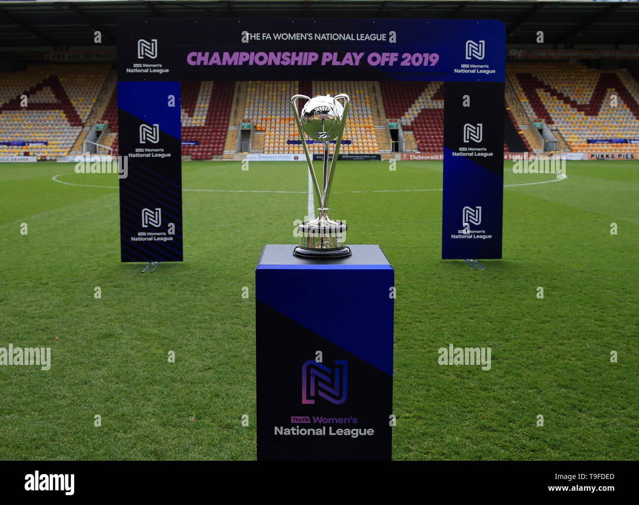 Northern Spot Stadium, Bradford, Regno Unito. 18 Maggio, 2019. FA Womens Premier League calcio finale, Blackburn Rovers rispetto a Coventry Regno; la donna della National League Trophy sul display prima di kick off Credit: Azione Plus sport/Alamy Live News Foto Stock