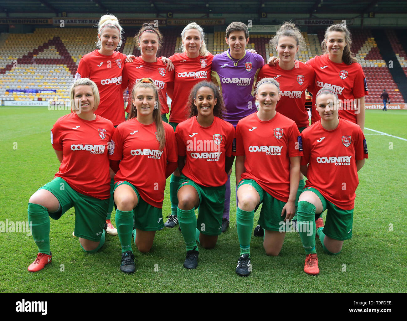 Northern Spot Stadium, Bradford, Regno Unito. 18 Maggio, 2019. FA Womens Premier League calcio finale, Blackburn Rovers rispetto a Coventry Regno; la Coventry Regno i giocatori posano per una foto del team prima del kick off Credit: Azione Plus sport/Alamy Live News Foto Stock