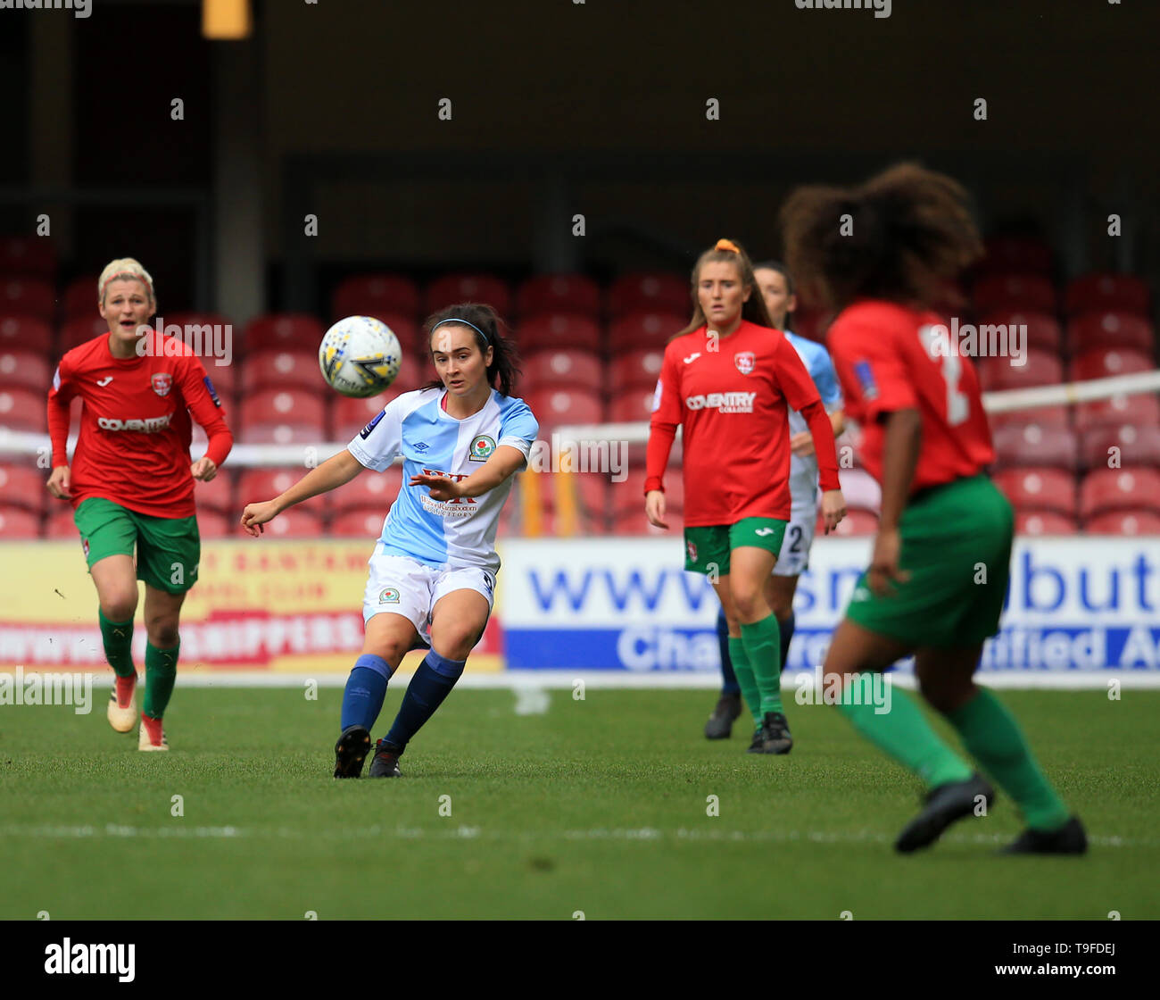 Northern Spot Stadium, Bradford, Regno Unito. 18 Maggio, 2019. FA Womens Premier League calcio finale, Blackburn Rovers rispetto a Coventry Regno; Natascia Fenton svolge un lungo passaggio oltre il Coventry Regno difesa Credito: Azione Sport Plus/Alamy Live News Foto Stock