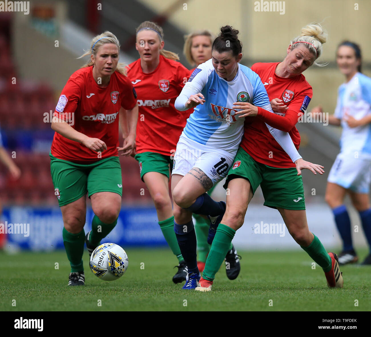 Northern Spot Stadium, Bradford, Regno Unito. 18 Maggio, 2019. FA Womens Premier League calcio finale, Blackburn Rovers rispetto a Coventry Regno; Natascia Flint di Blackburn Rovers è trattenuto dal ruscello di giada di Coventry Regno Credito: Azione Sport Plus/Alamy Live News Foto Stock