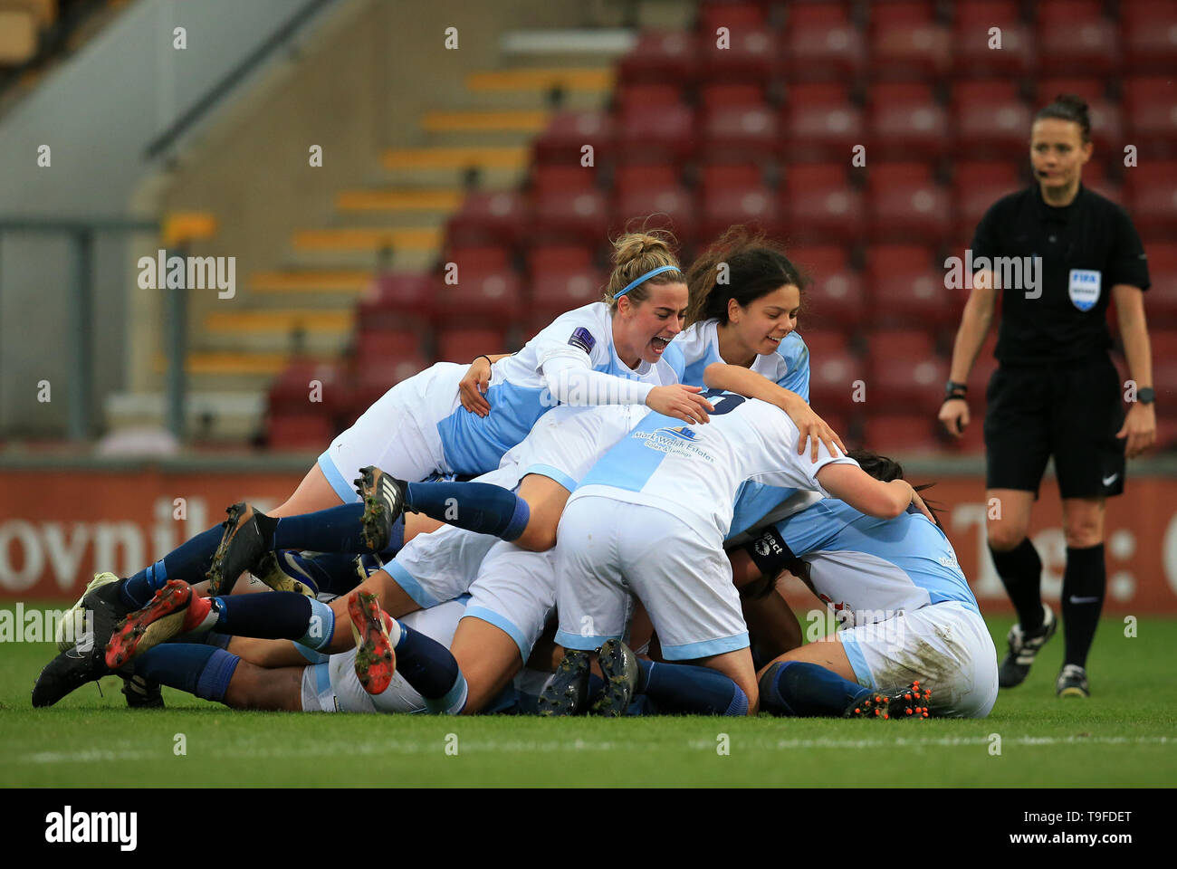 Northern Spot Stadium, Bradford, Regno Unito. 18 Maggio, 2019. FA Womens Premier League calcio finale, Blackburn Rovers rispetto a Coventry Regno; il Blackburn Rovers team celebrano il loro terzo obiettivo, rigato di Natasha Fenton Credito: Azione Sport Plus/Alamy Live News Foto Stock