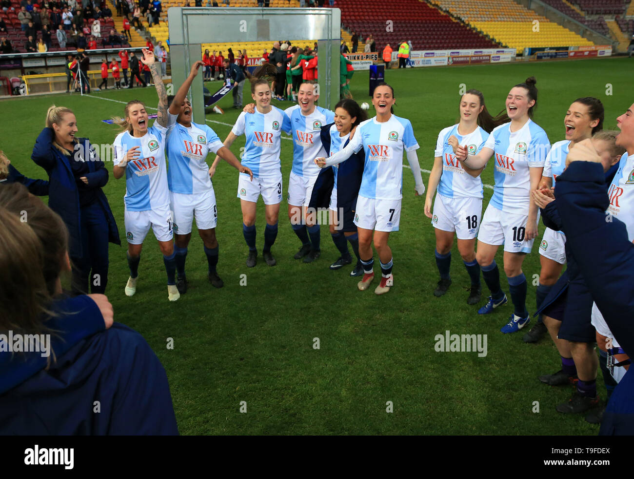 Northern Spot Stadium, Bradford, Regno Unito. 18 Maggio, 2019. FA Womens Premier League calcio finale, Blackburn Rovers rispetto a Coventry Regno; il Blackburn Rovers giocatori festeggiare dopo il fischio finale Credito: Azione Sport Plus/Alamy Live News Foto Stock