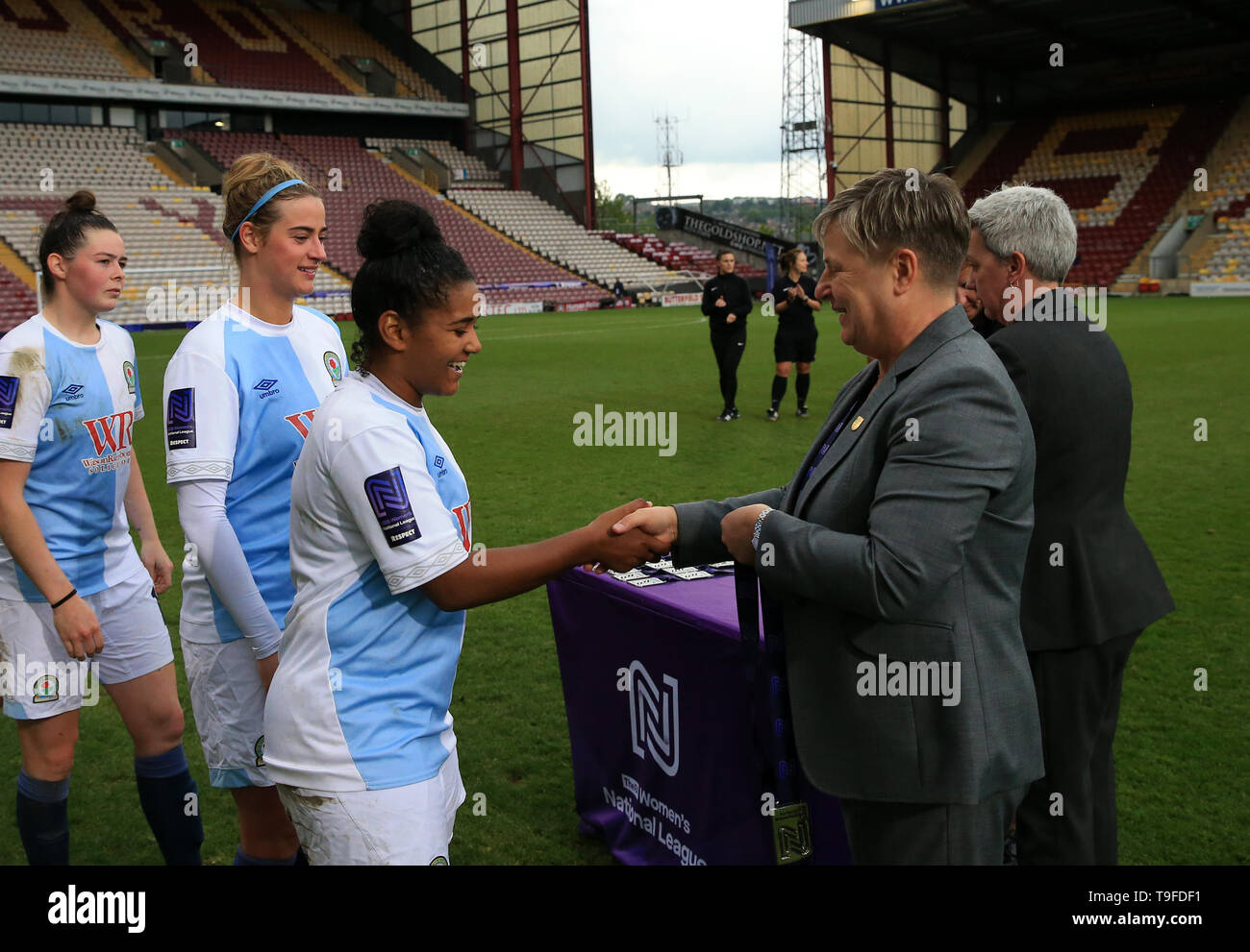 Northern Spot Stadium, Bradford, Regno Unito. 18 Maggio, 2019. FA Womens Premier League calcio finale, Blackburn Rovers rispetto a Coventry Regno; Zafferano Giordania di Blackburn Rovers si è aggiudicata il suo Winner's Medal Credito: Azione Sport Plus/Alamy Live News Foto Stock