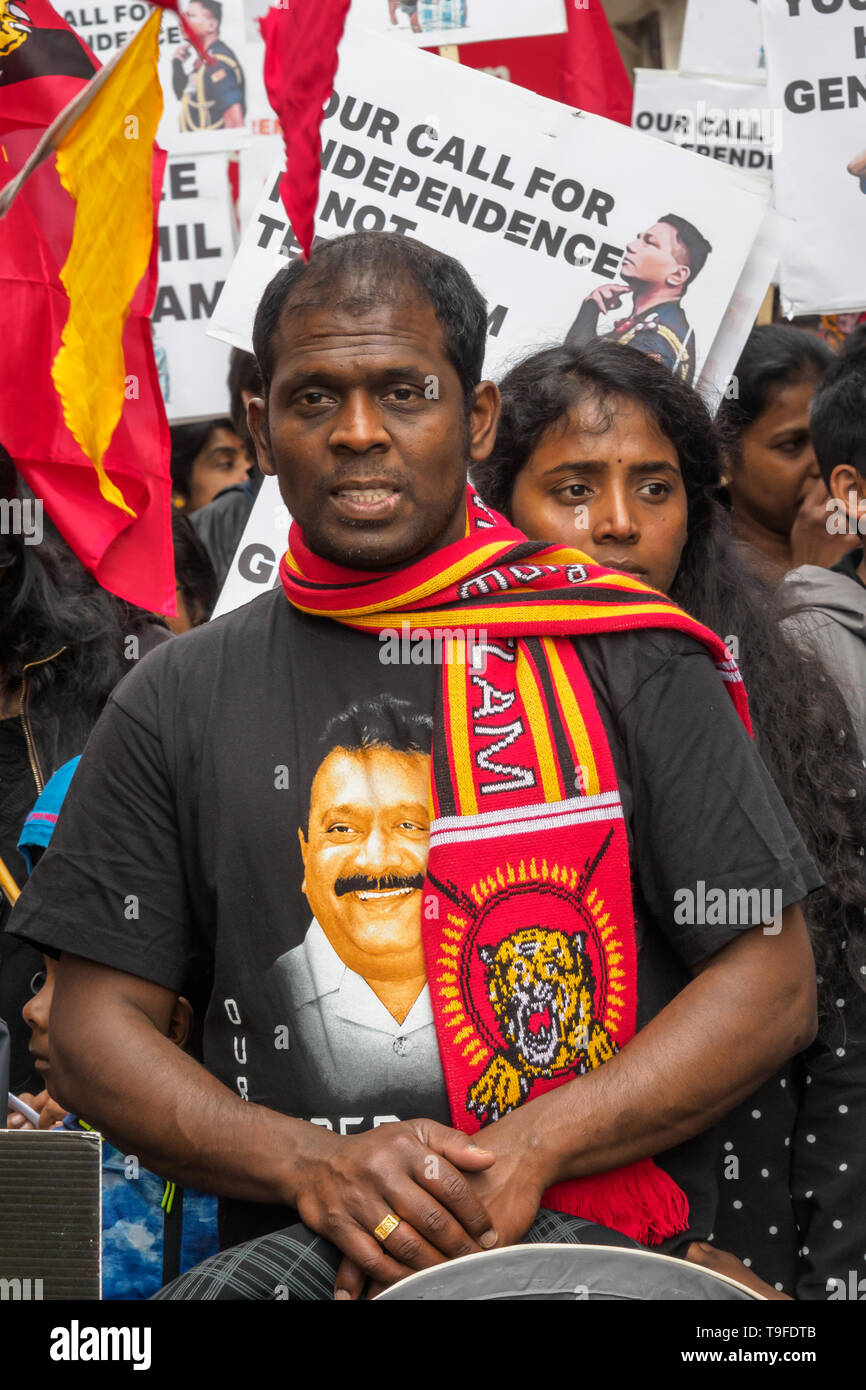 Londra, Regno Unito. Il 18 maggio 2019. Diverse migliaia di Tamil, molti con Tamil Eelam bandiere, marzo a Londra il Mullivaikkal Giorno del Ricordo nella memoria di quelli uccisi da Sri Lanka assassina guerra contro i tamil, che si è conclusa a dieci anni fa. Per questo chiedono una soluzione politica che dà tamil indietro il controllo della loro patria del Tamil Eelam, e per la fine dell embargo sulle Tigri Tamil. Commemorazioni di pubblico di molte migliaia di vittime della guerra sono vietate in Sri Lanka. Peter Marshall / Alamy Live News Foto Stock