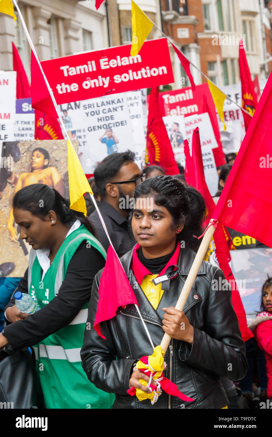 Londra, Regno Unito. Il 18 maggio 2019. Diverse migliaia di Tamil, molti con Tamil Eelam bandiere, marzo a Londra il Mullivaikkal Giorno del Ricordo nella memoria di quelli uccisi da Sri Lanka assassina guerra contro i tamil, che si è conclusa a dieci anni fa. Per questo chiedono una soluzione politica che dà tamil indietro il controllo della loro patria del Tamil Eelam, e per la fine dell embargo sulle Tigri Tamil. Commemorazioni di pubblico di molte migliaia di vittime della guerra sono vietate in Sri Lanka. Peter Marshall / Alamy Live News Foto Stock