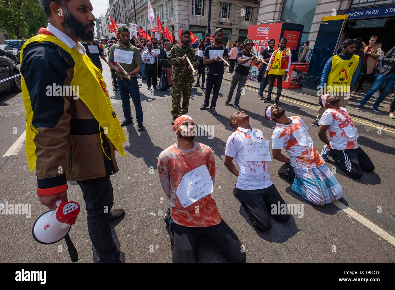 Londra, Regno Unito. Il 18 maggio 2019. Le persone agiscono fuori il massacro in marzo da sSeveral migliaia di Tamil attraverso Londra Mullivaikkal sul giorno del ricordo nella memoria di quelli uccisi da Sri Lanka assassina guerra contro i tamil, che si è conclusa a dieci anni fa. Per questo chiedono una soluzione politica che dà tamil indietro il controllo della loro patria del Tamil Eelam, e per la fine dell embargo sulle Tigri Tamil. Commemorazioni di pubblico di molte migliaia di vittime della guerra sono vietate in Sri Lanka. Peter Marshall / Alamy Live News Foto Stock