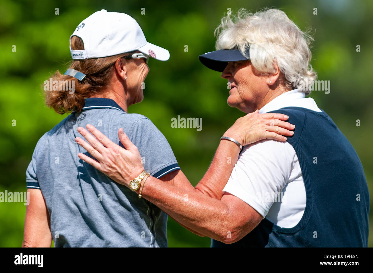 Pini del sud, North Carolina, Stati Uniti d'America. 18 Maggio, 2019. 18 maggio 2019 - pini del sud, North Carolina, USA - HELEN ALFREDSSON di Svezia e LAURA DAVIES dell'Inghilterra mi congratulo con ogni altro sulla loro round durante il terzo round della USGA 2 dell'U.S. Senior Femminili campionato aperto in corrispondenza di aghi di pino Lodge & Golf Club, 18 maggio 2019 nel sud di pini, North Carolina. Il campo originale di 120 golfisti è stato ridotto a 51 per oggi il terzo round. Credito: Timothy L. Hale/ZUMA filo/Alamy Live News Foto Stock