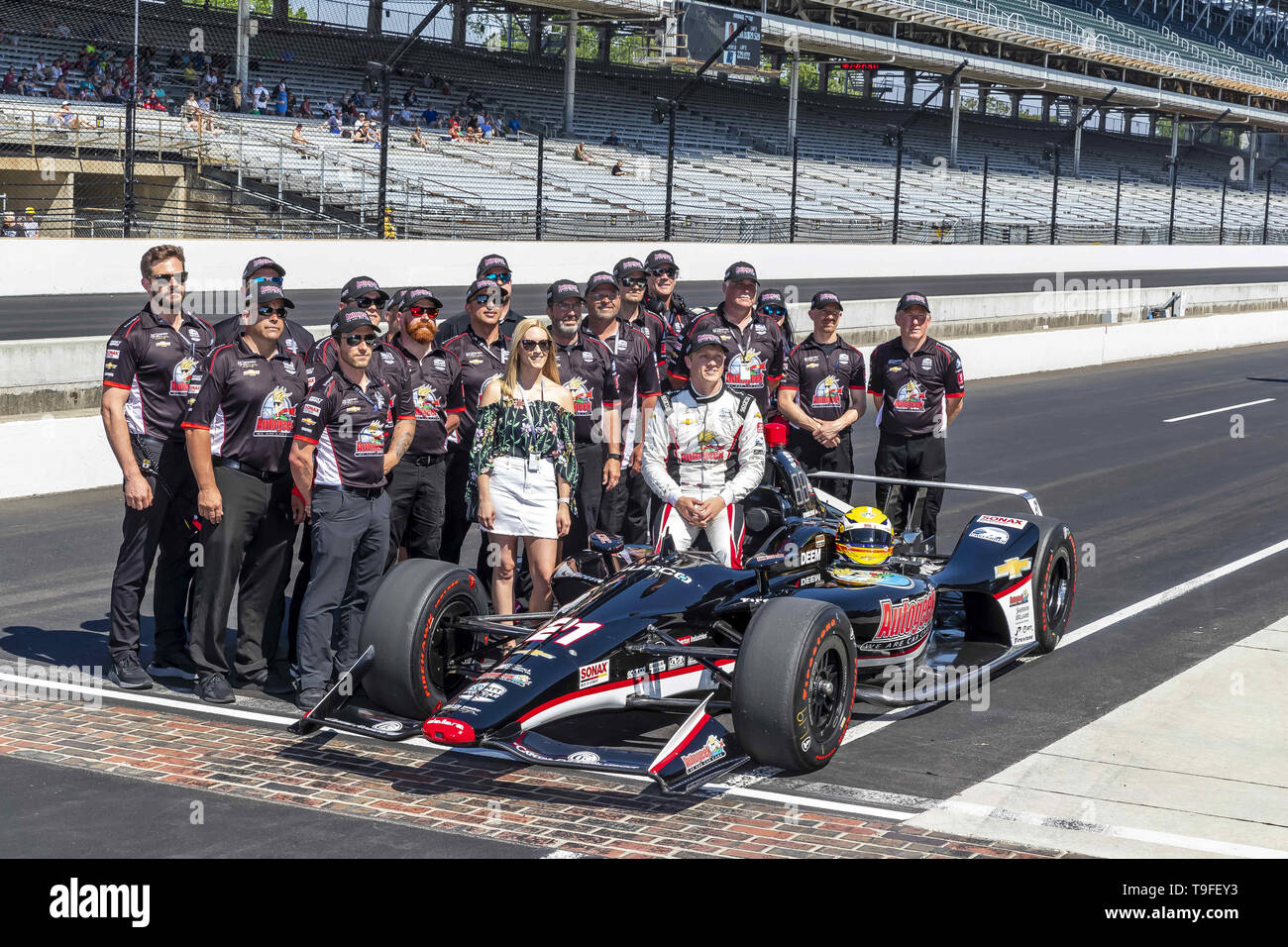 Indianapolis, Indiana, Stati Uniti d'America. 18 Maggio, 2019. SPENCER PIGOT (21) degli Stati Uniti pone per le fotografie dopo le qualifiche per la 500 Miglia di Indianapolis a Indianapolis Motor Speedway di Indianapolis, Indiana. (Credito Immagine: © Walter G Arce Sr Asp Inc/ASP) Foto Stock