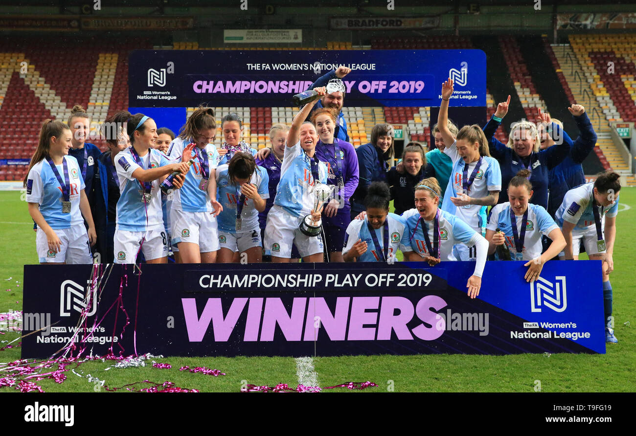 Northern Spot Stadium, Bradford, Regno Unito. 18 Maggio, 2019. FA Womens Premier League calcio finale, Blackburn Rovers rispetto a Coventry Regno; il Blackburn Rovers team celebrare dopo che essi sono presentati con il trofeo Credito: Azione Sport Plus/Alamy Live News Foto Stock