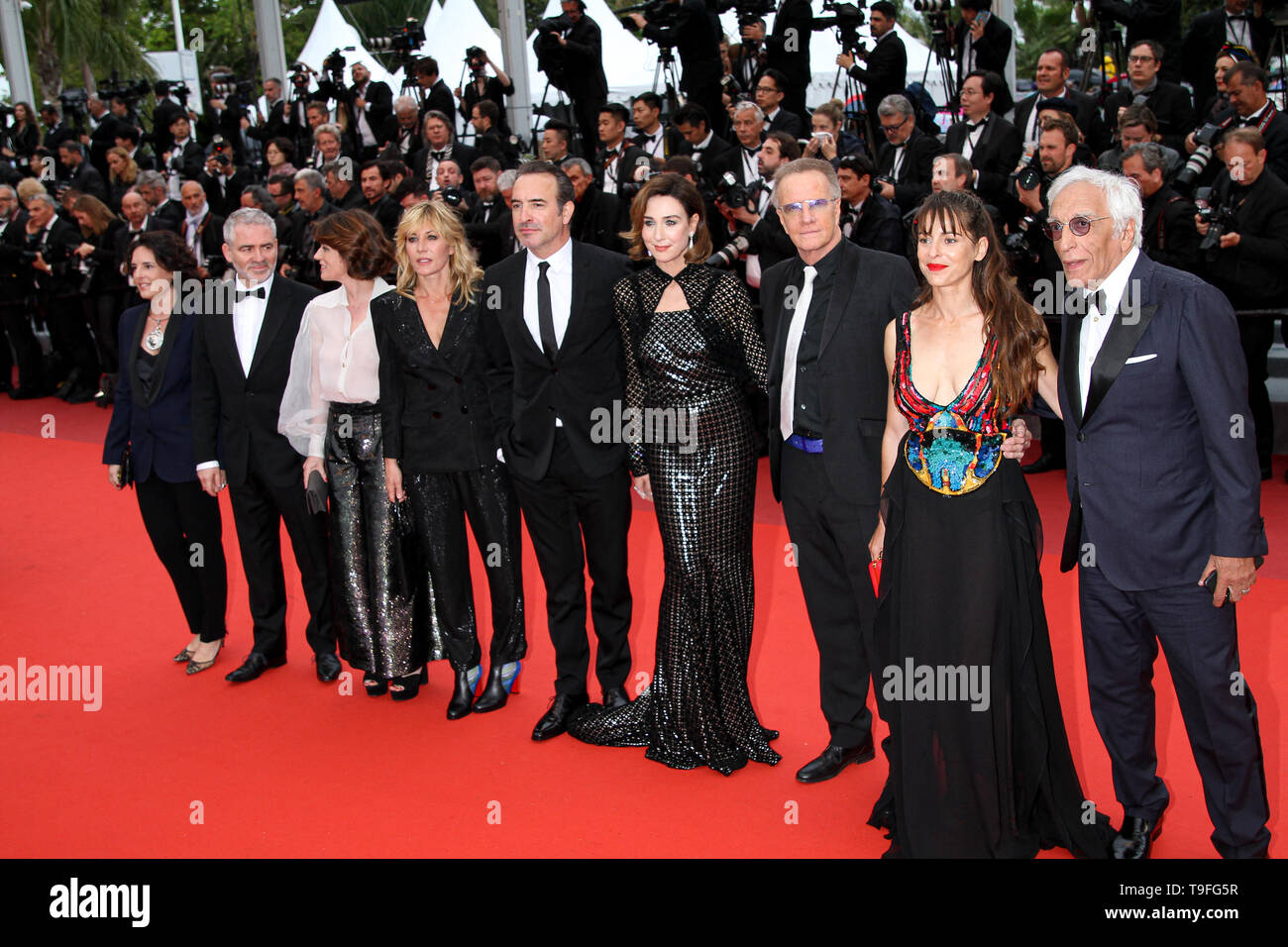 Cannes, Francia. 18 Maggio, 2019. Mathilde Seignier, Jean Dujardin, Elsa Zilberstein, Christophe Lambert, Gerard Darmon, Irene Giacobbe e Audrey Dana arriva alla premiere di 'LES PLUS BELLES ANNÉES D'UNE VIE' durante il 2019 Festival di pellicola di Cannes il 18 maggio 2019 presso il Palais des Festivals in Cannes, Francia. ( Credito: Lyvans Boolaky/spazio di immagine/Media Punch)/Alamy Live News Foto Stock