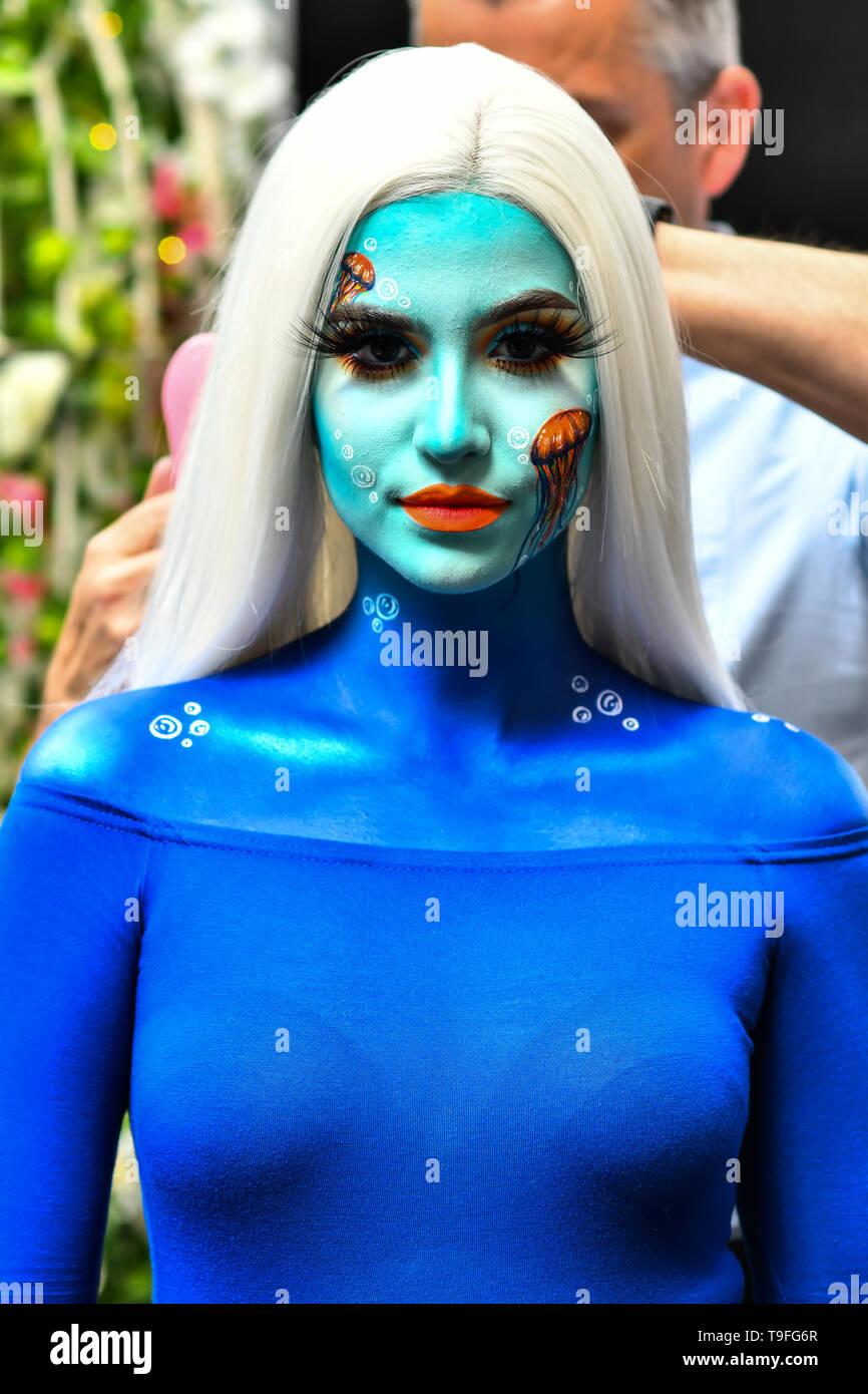 Londra, Regno Unito. 18 Maggio, 2019. Artista Abby Roberts è quello di creare una medusa illusione e oceano scena utilizzando un mix di make-up e body paint utilizzando la versione Eldora ciglia finte demo a IMATS il 18 maggio 2019, Londra, Regno Unito. Credito: Picture Capital/Alamy Live News Foto Stock