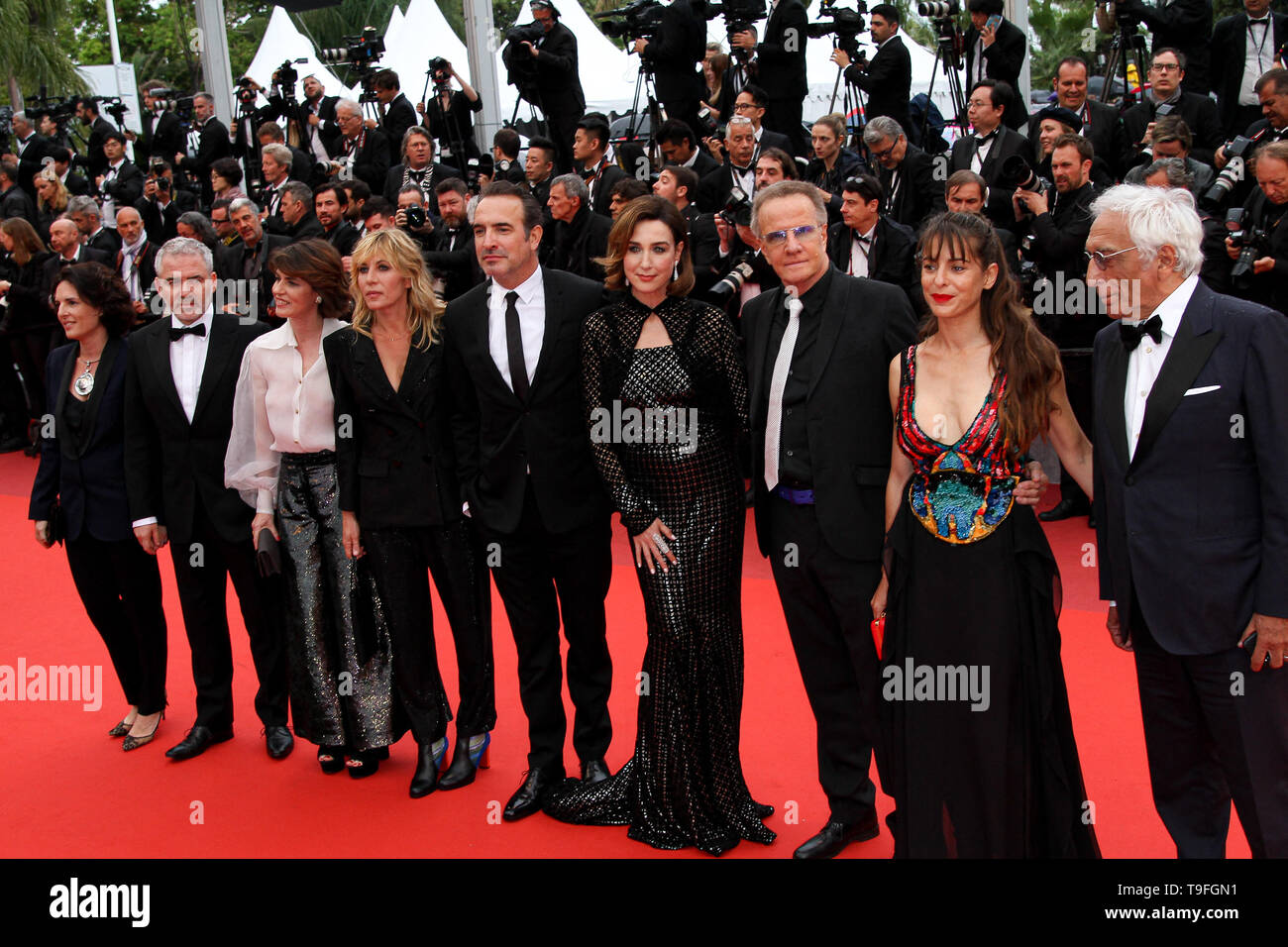 Cannes, Francia. 18 Maggio, 2019. Mathilde Seignier, Jean Dujardin, Elsa Zilberstein, Christophe Lambert, Gerard Darmon, Irene Giacobbe e Audrey Dana arriva alla premiere di 'LES PLUS BELLES ANNÉES D'UNE VIE' durante il 2019 Festival di pellicola di Cannes il 18 maggio 2019 presso il Palais des Festivals in Cannes, Francia. Credito: Imagespace/Alamy Live News Foto Stock