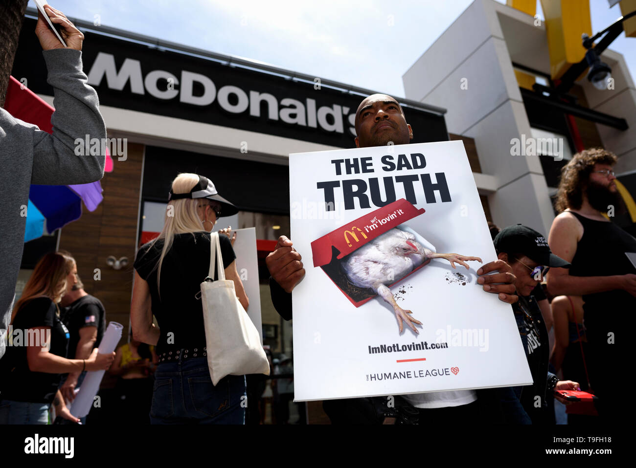 Los Angeles, Stati Uniti d'America. 18 Maggio, 2019. Un animale attivista per i diritti visto tenendo un cartello durante una manifestazione di protesta di quello che loro chiamano, crudeltà nei confronti degli animali nel pollo supply chain di McDonald's. La protesta si è svolta di fronte a McDonald's ristorante fast food sulla Hollywood Walk of Fame a Los Angeles. Credito: SOPA Immagini limitata/Alamy Live News Foto Stock