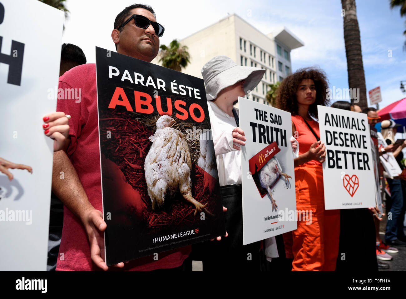 Los Angeles, Stati Uniti d'America. 18 Maggio, 2019. Attivisti per i diritti degli animali visto holding cartelloni durante una manifestazione di protesta di quello che loro chiamano, crudeltà nei confronti degli animali nel pollo supply chain di McDonald's. La protesta si è svolta di fronte a McDonald's ristorante fast food sulla Hollywood Walk of Fame a Los Angeles. Credito: SOPA Immagini limitata/Alamy Live News Foto Stock