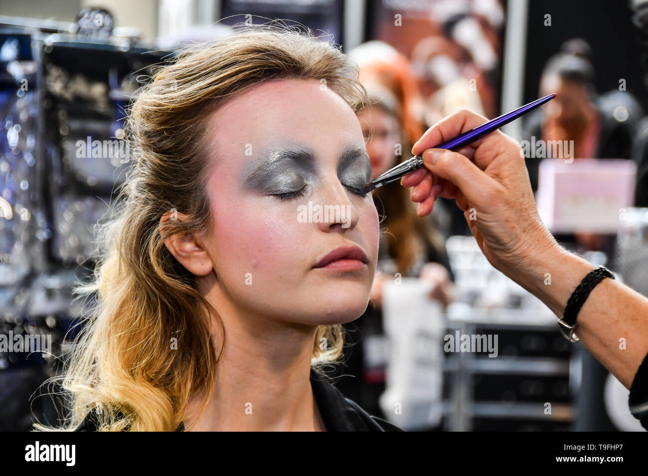 Londra, Regno Unito. 18 Maggio, 2019. Espositore e make-up artisti provenienti da tutto il mondo demo IMATS a Londra il 18 maggio 2019, Londra, Regno Unito. Credito: Picture Capital/Alamy Live News Foto Stock