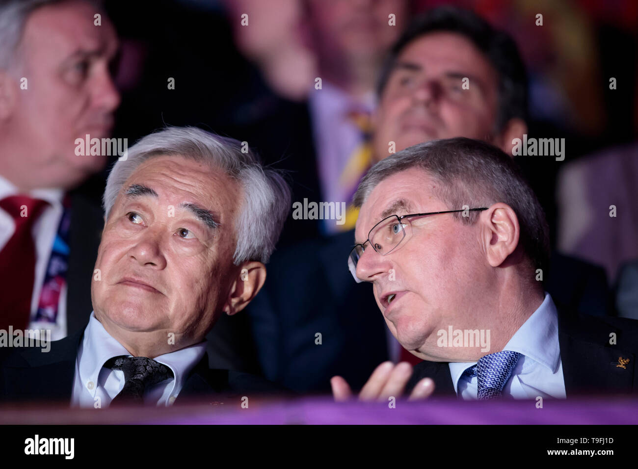 Manchester, World Taekwondo Championships 2019 a Manchester, UK. 18 Maggio, 2019. Thomas Bach (R), presidente del Comitato olimpico internazionale, parla a Chungwon Choue, presidente della World Taekwondo Federation, nel femminile -49kg finale al mondo Taekwondo Championships 2019 a Manchester in Gran Bretagna il 18 maggio 2019. Credito: Jon Super/Xinhua/Alamy Live News Foto Stock