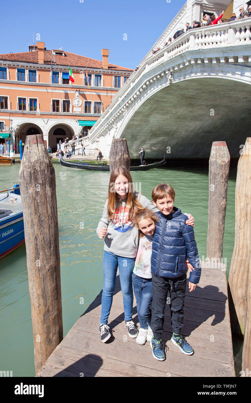 Tre bambini a Venezia. Foto Stock