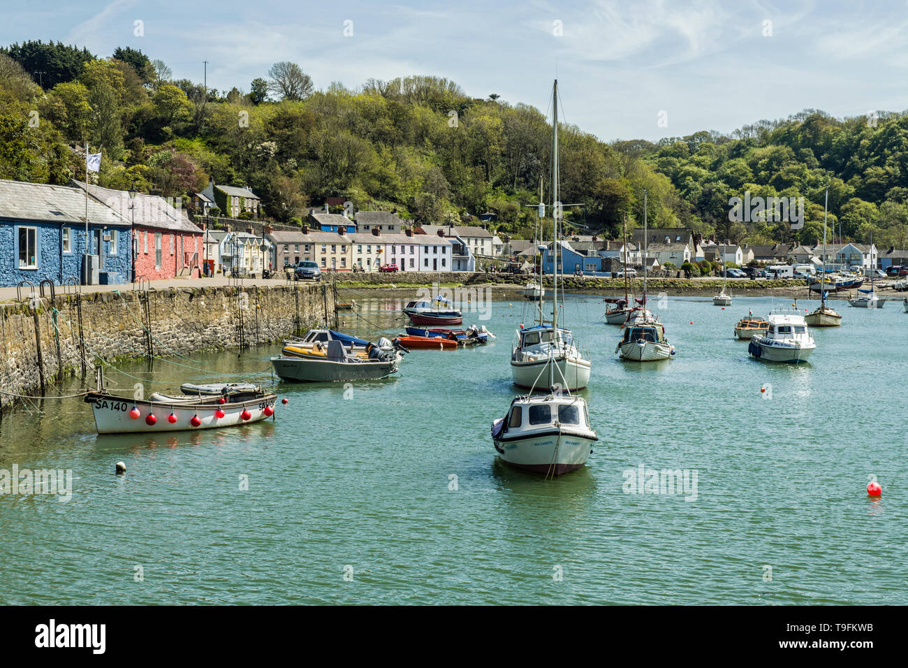 Abergwaun, o inferiore Fishguard, Il Pembrokeshire Coast. Conosciuto per essere un luogo chiave per sotto latte di legno. Grazioso borgo costiero e del porto Foto Stock
