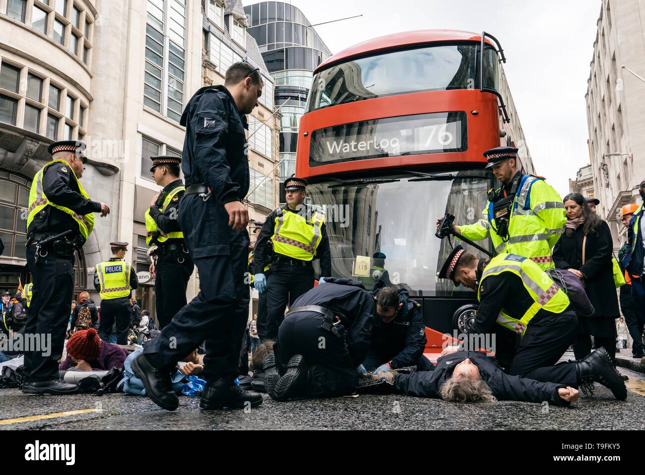 Londra, Regno Unito. Xxv Aprile, 2019. Estinzione della ribellione dimostranti arrestati al di fuori di Goldman Sachs, Londra UK dopo sbarramento stradale. Foto Stock