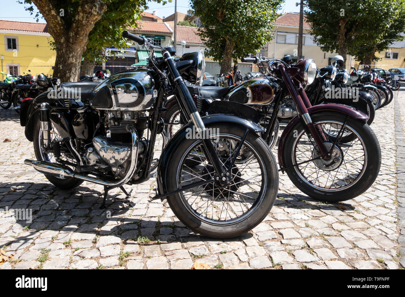 Vintage bikes o vecchia moto in un incontro in bici o vecchia moto caschi Foto Stock