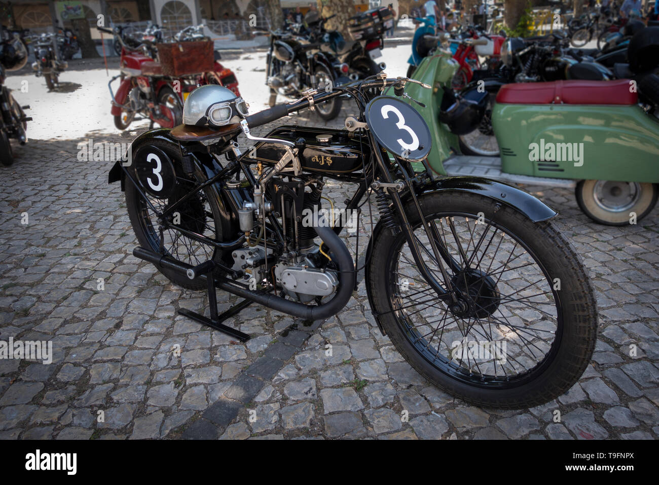 Vintage bikes o vecchia moto in un incontro in bici o vecchia moto caschi Foto Stock