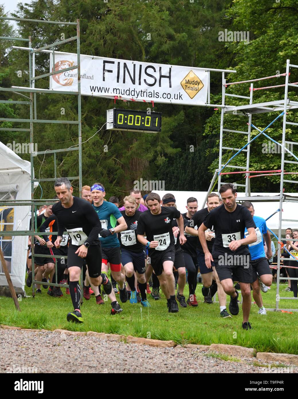 18th, Maggio, 2019. Craufurdland station wagon, Fenwick, Ayrshire, in Scozia, Regno Unito. I partecipanti hanno divertimento prendendo parte al 5k, 10k e i bambini a 1 miglio "Prova uddy fun run attraverso boschi e fossati pieni di acqua e fango in Craufurdland station wagon. Foto Stock