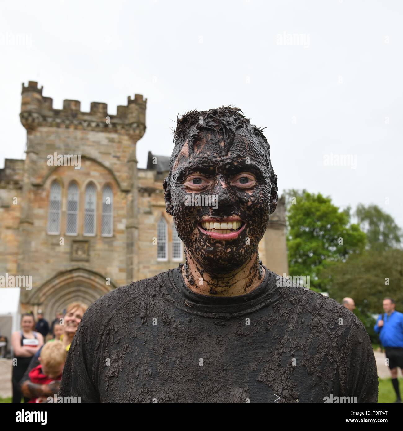 18th, Maggio, 2019. Craufurdland station wagon, Fenwick, Ayrshire, in Scozia, Regno Unito. I partecipanti hanno divertimento prendendo parte al 5k, 10k e i bambini a 1 miglio "Prova uddy fun run attraverso boschi e fossati pieni di acqua e fango in Craufurdland station wagon. Foto Stock