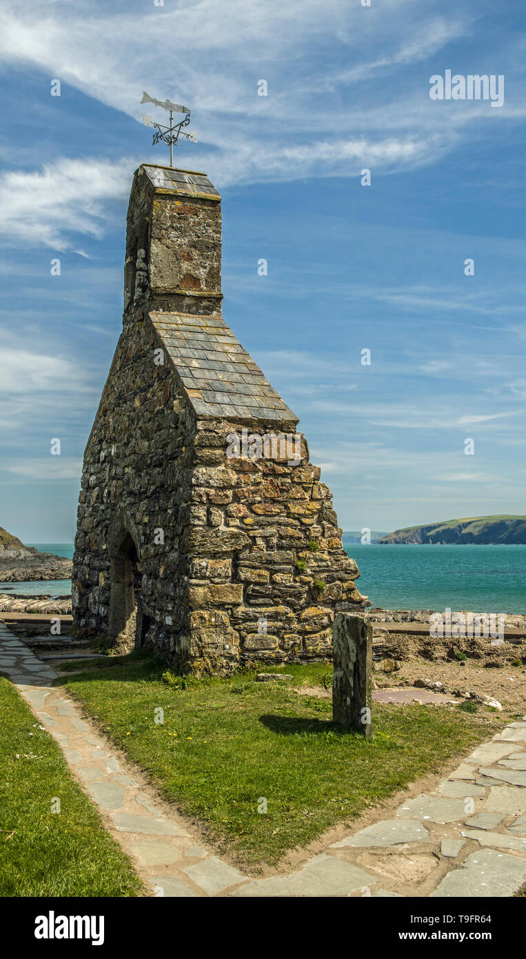 Resti della chiesa di St Brynach a Cwm yr Eglwys, dopo enormi tempeste intorno al 1850. Il villaggio è in corrispondenza della bocca di un torrente su nord Pembs Coast Foto Stock Resti della chiesa di St Brynach a Cwm yr Eglwys, dopo enormi tempeste intorno al 1850. Il villaggio è in corrispondenza della bocca di un torrente su nord Pembs Coast Foto Stock
