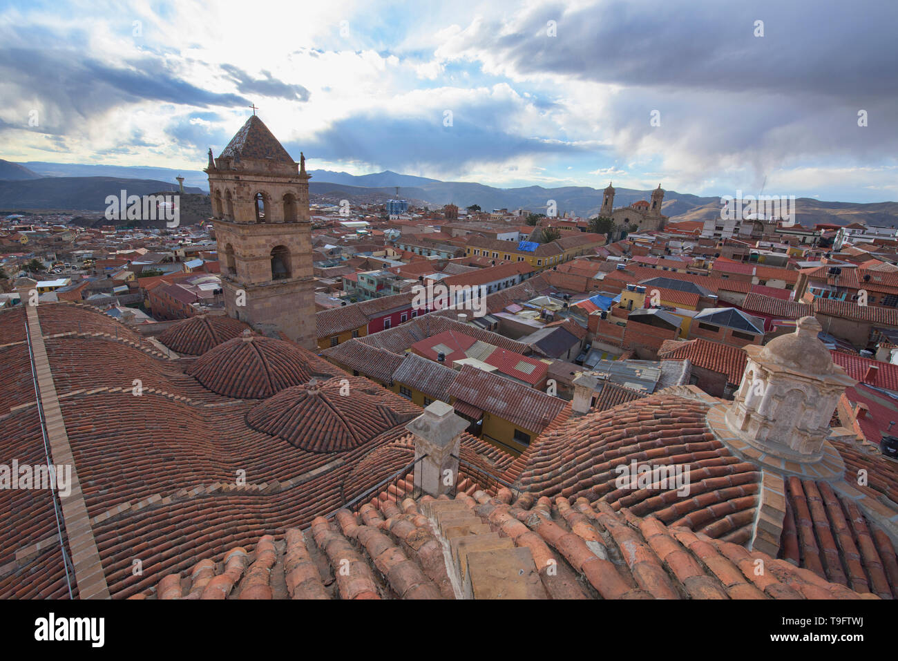 Vista sul tetto della chiesa di San Francisco e il convento, Potosí, Bolivia Foto Stock