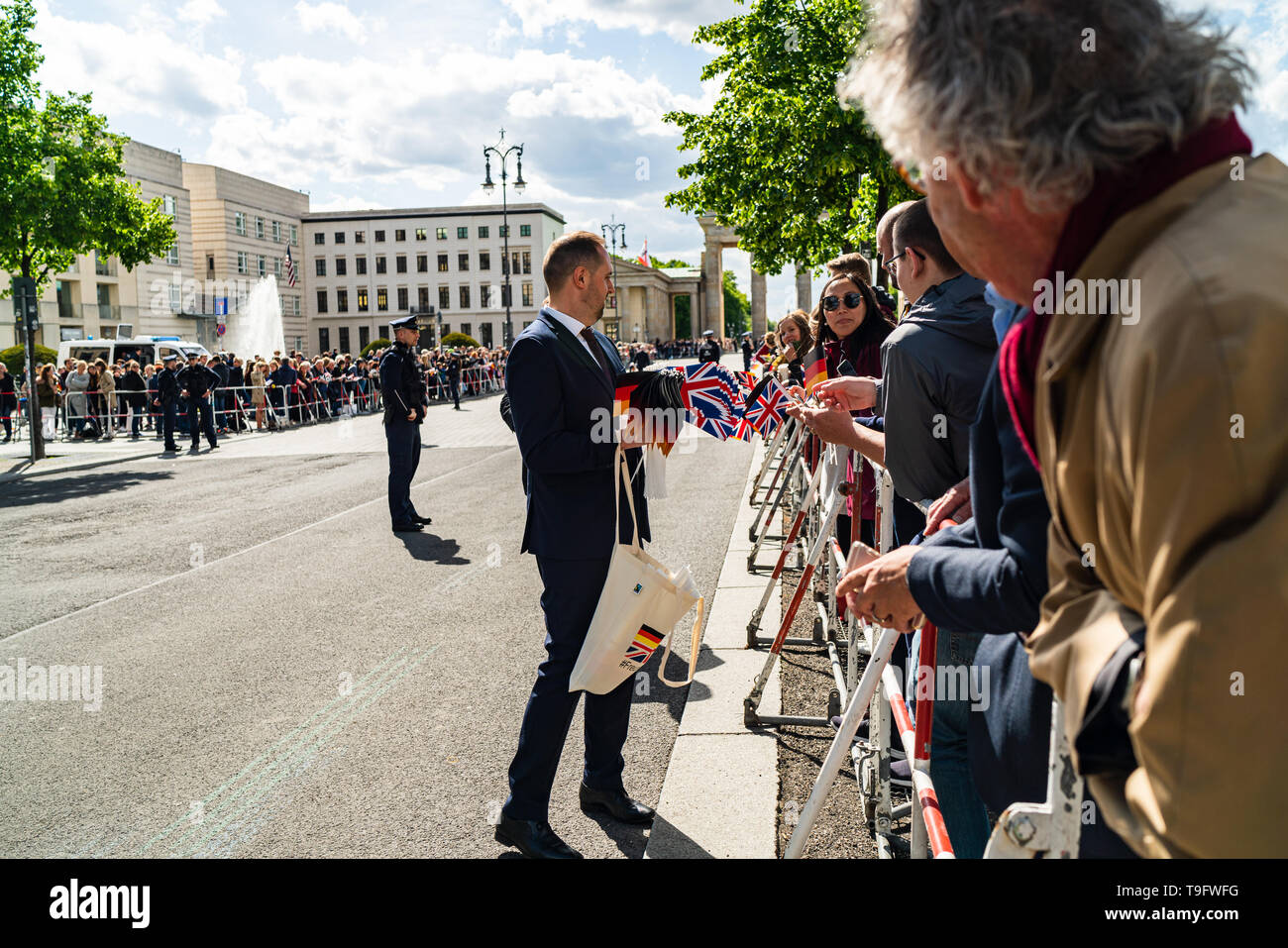 Berlino, Germania - 7 Maggio 2019: folla in attesa con le bandiere di Carlo e Camilla davanti la porta di Brandeburgo Foto Stock