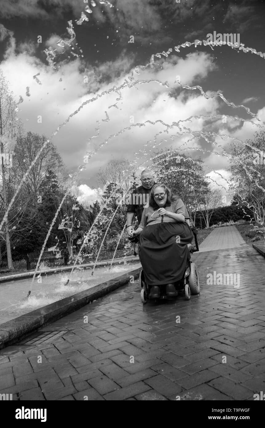 Equitazione donna Scooter attraverso un tunnel Fontana Foto Stock