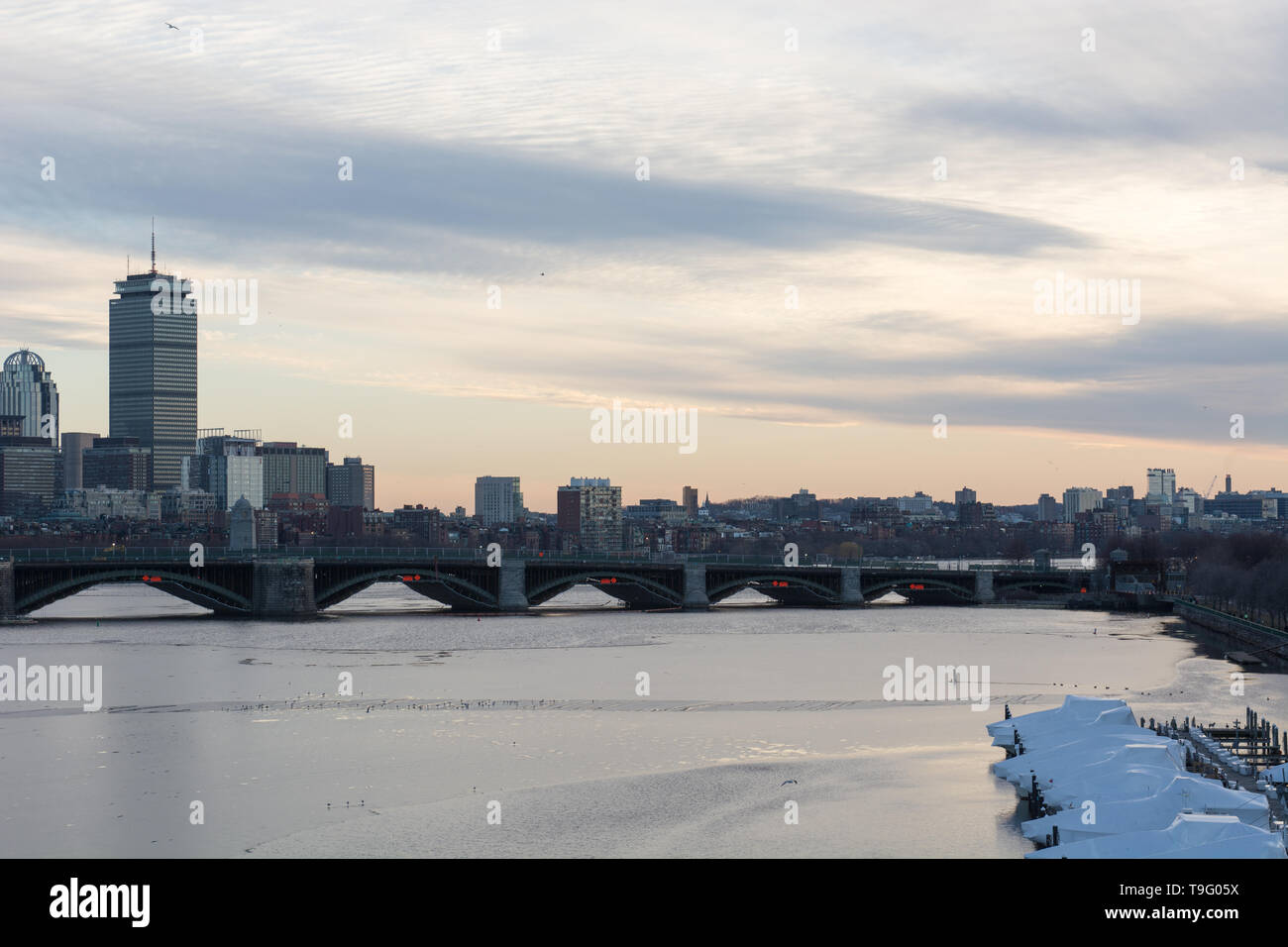 Paesaggio di Boston, Stati Uniti d'America con il fiume, bridge e grattacieli come si vede dal museo della scienza Foto Stock