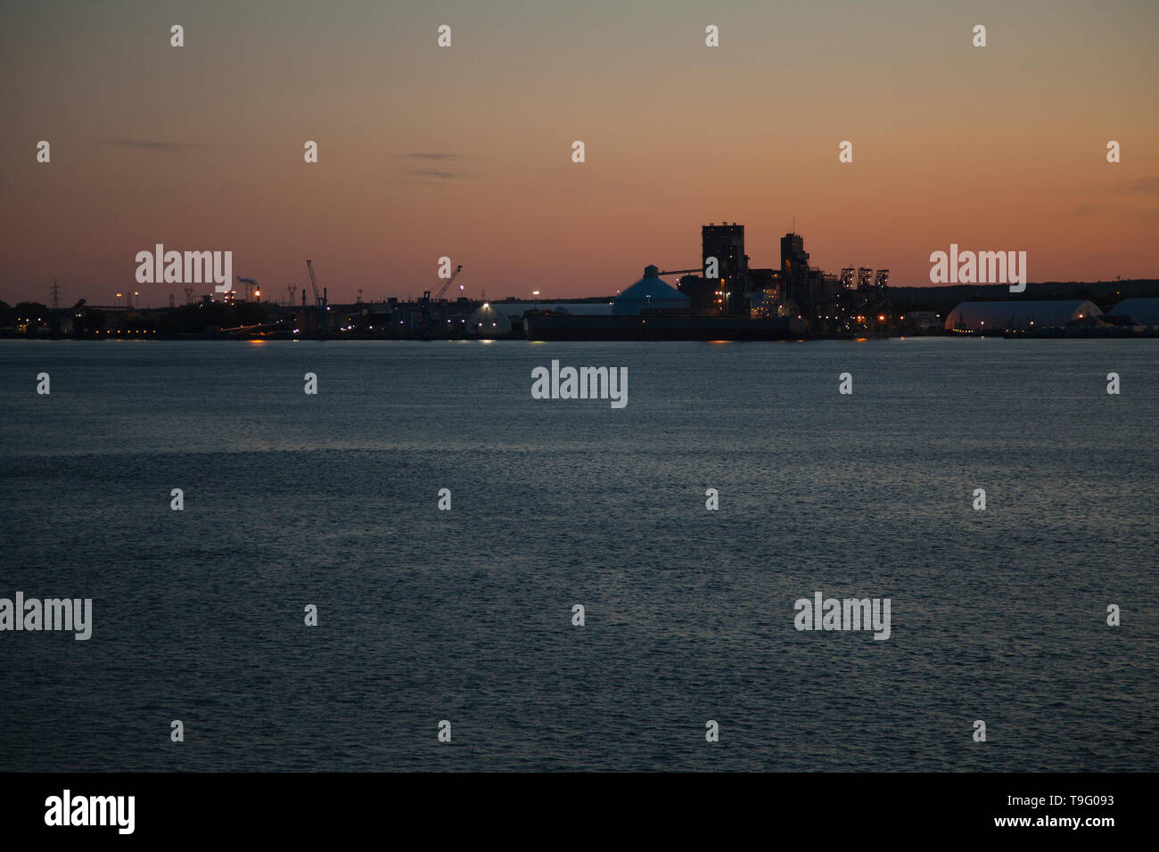 Trois-Rivières del porto al tramonto, dal fiume Saint-Laurent in Québec, Canada Foto Stock