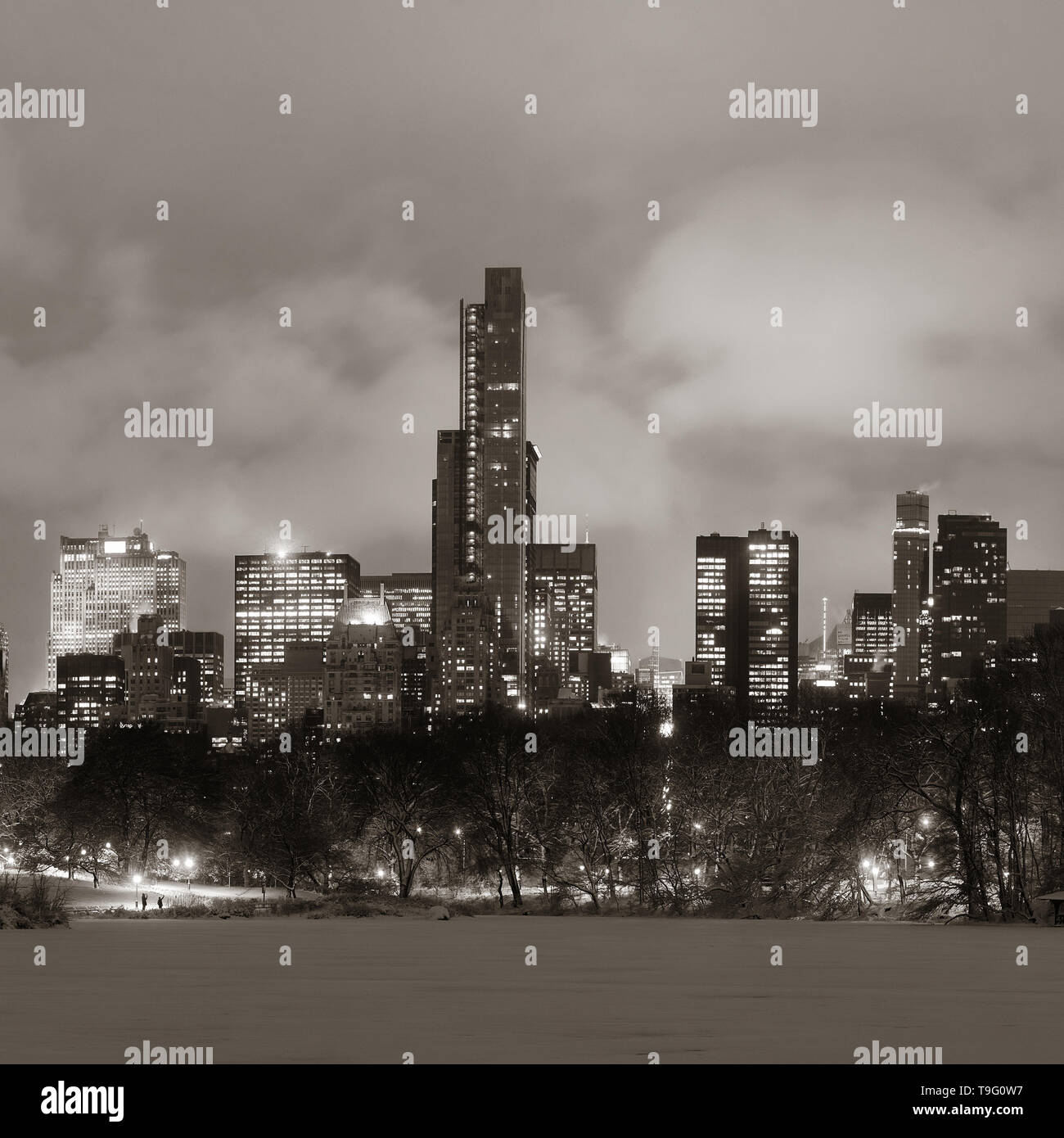 Central Park inverno al panorama notturno con grattacieli di Manhattan a New York City Foto Stock