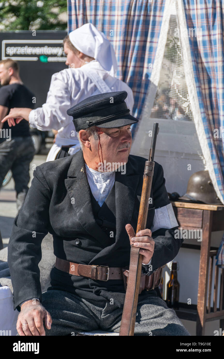 Cracovia in Polonia - 23 Settembre 2018: uomo ferito vestito in polacco divise il costume da guerra mondiale I, tenendo in mano un fucile da caccia tra i turisti a Cracovia il Foto Stock