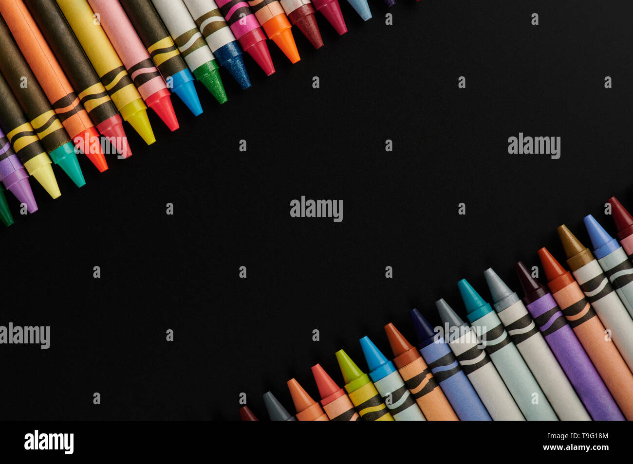 Matita colorata con telaio nero lo sfondo della scheda Foto Stock