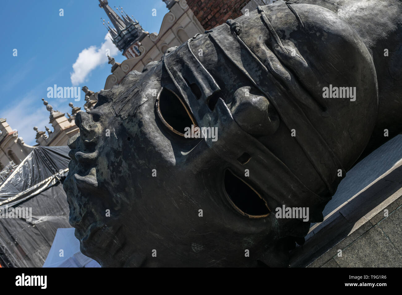 Cracovia in Polonia - 23 Settembre 2018: la scultura di testa Eros Bendato sulla piazza del mercato, realizzata dall'artista polacco Igor Mitoraj a Cracovia, in una giornata di sole Foto Stock