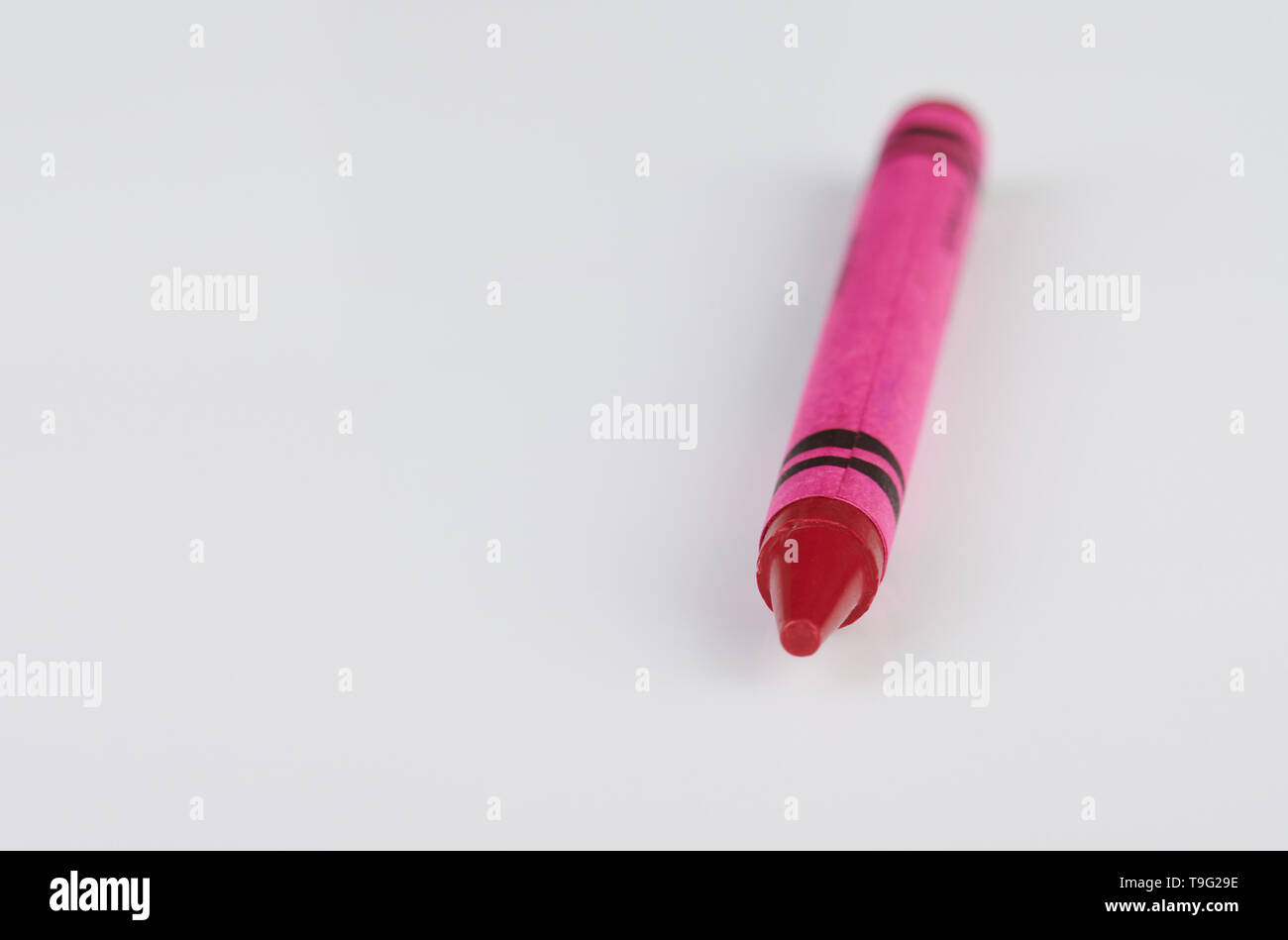 Una matita rossa isolato su sfondo bianco close up Foto Stock