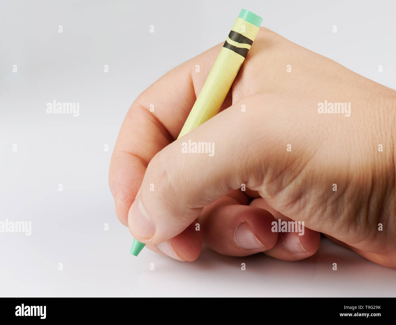 Stretta di mano che tiene il pastello isolati su sfondo bianco Foto Stock