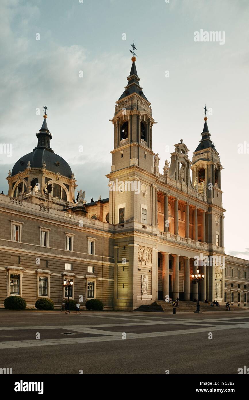 Cattedrale di Santa Maria la Real de La Almudena in Madrid Spagna. Foto Stock