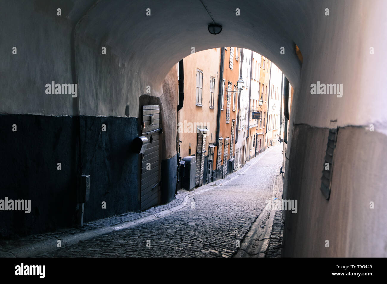 L'immagine dal tradizionale strette strade di Stoccolma. Camminare dentro la Gamla Stan. Foto Stock