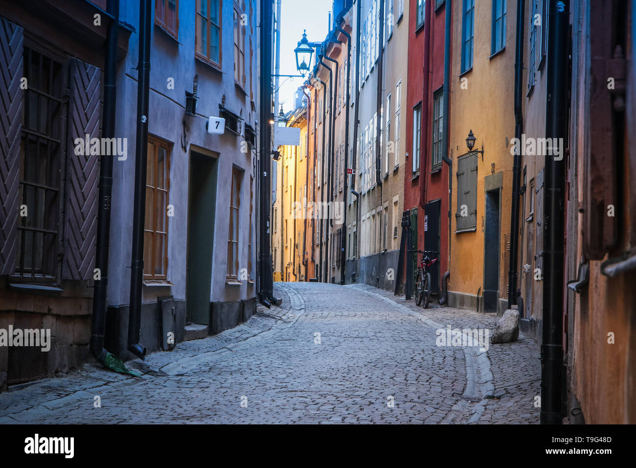 L'immagine dal tradizionale strette strade di Stoccolma. Camminare dentro la Gamla Stan. Foto Stock