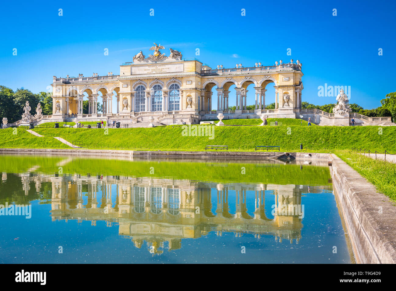 Vista della Gloriette a palazzo Schoenbrunn in Vienna Foto Stock