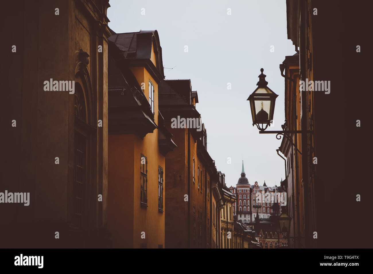 L'immagine dal tradizionale strette strade di Stoccolma. Camminare dentro la Gamla Stan. Foto Stock