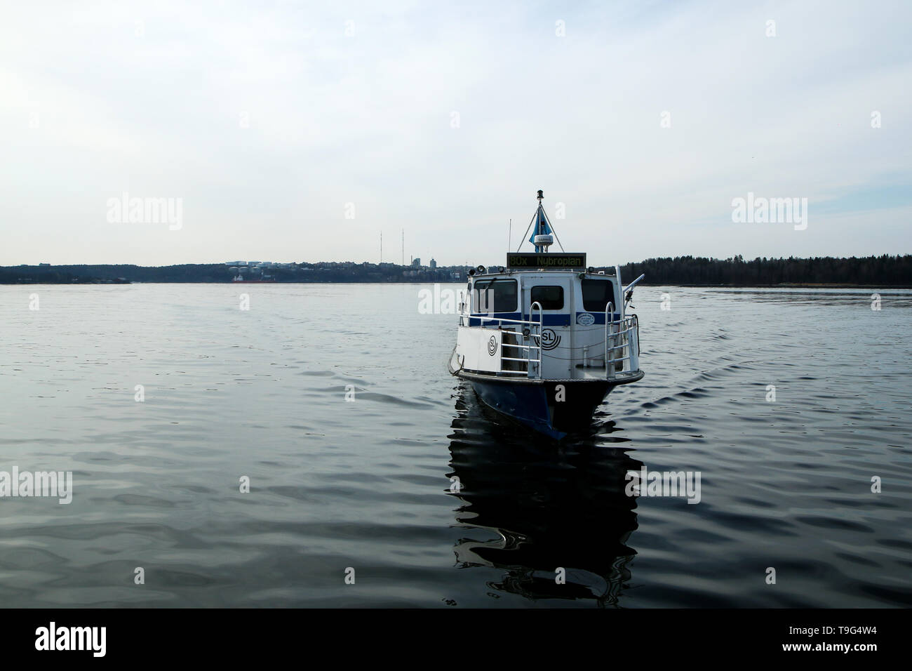 Il tipico trasporto pubblico il traghetto a Stoccolma, Svezia, galleggiante sul lago e la chiusura verso il porto. Foto Stock