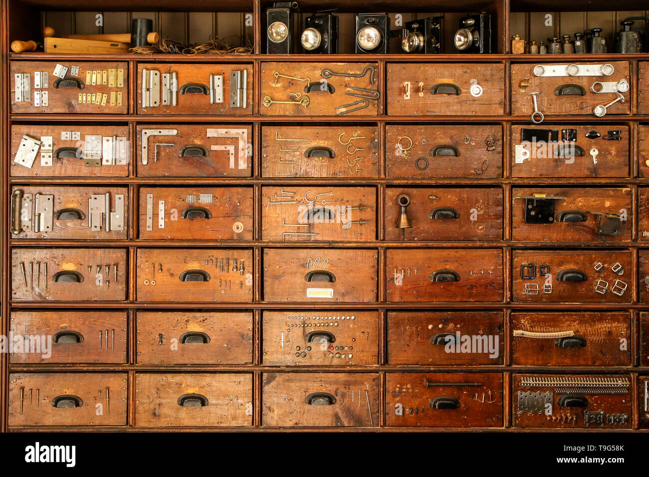 Un dettaglio di una vecchia Credenza con cassetti, parte della vecchia vintage ferramenta. Foto Stock
