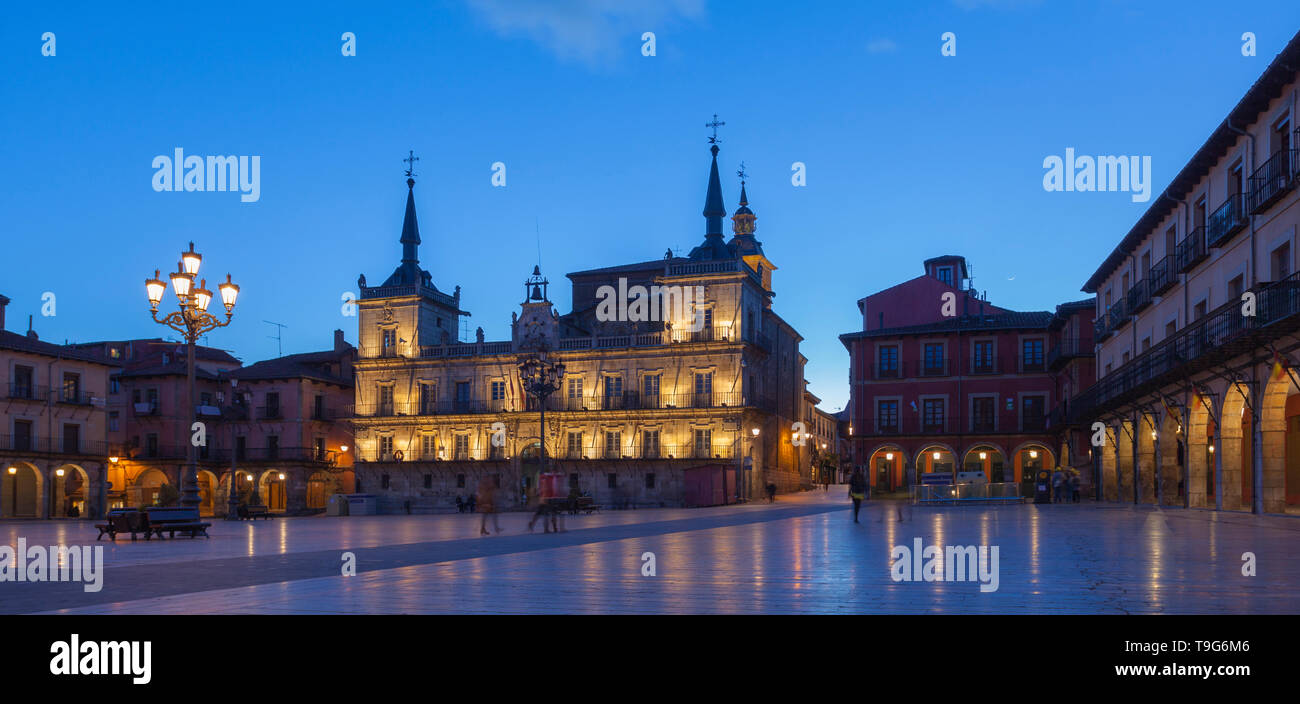 Piazza principale (Plaza Mayor) di Leon, con il Municipio in stile herreriano. Leon, Castilla Y Leon, Spagna. Foto Stock