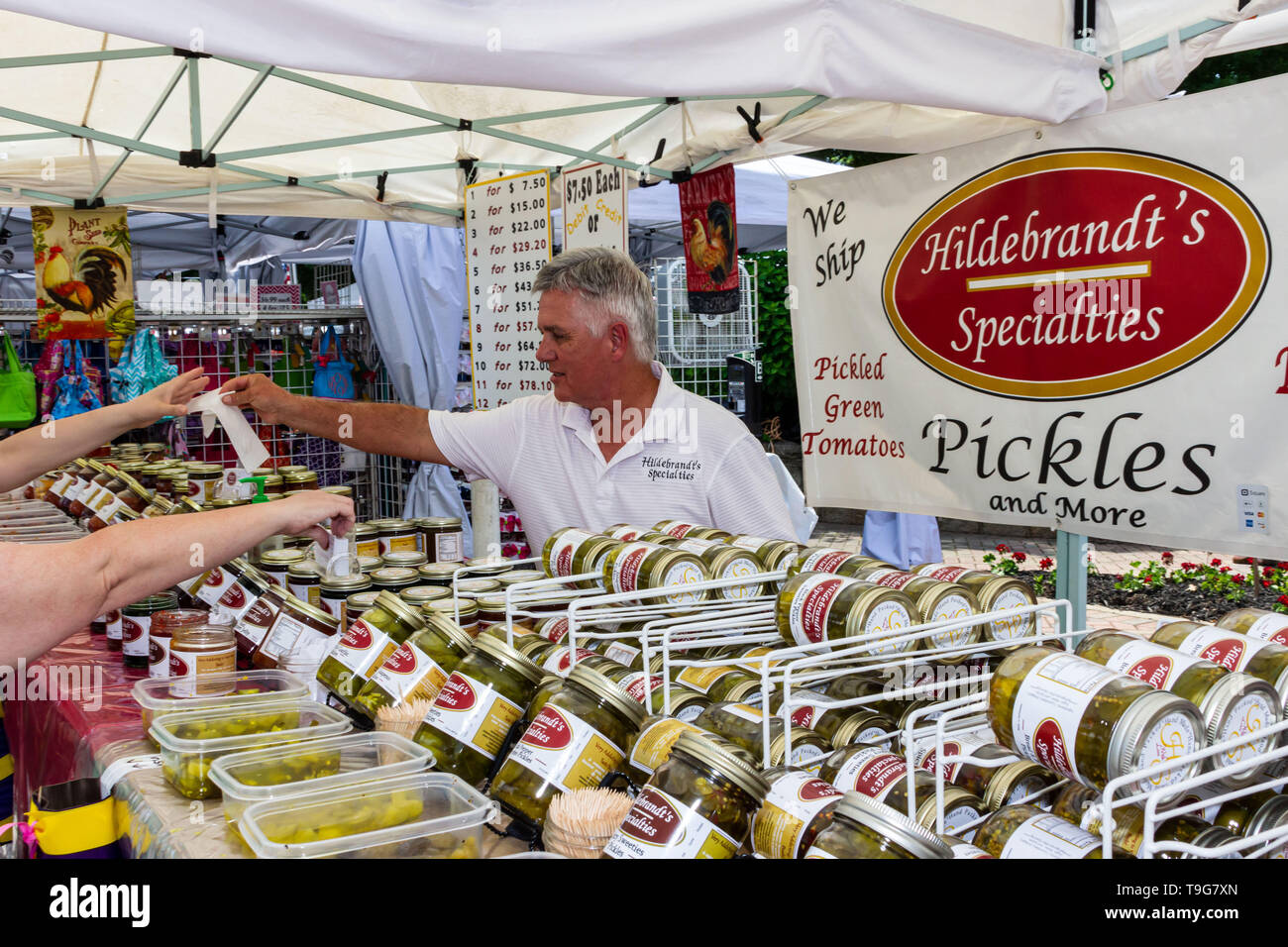 McDonough, Georgia - 18 Maggio 2019: un fornitore con Hildebrand's Specialties fornisce una ricevuta per un cliente al annuale quarantaduesima Geranio Festival. Foto Stock