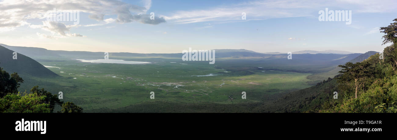 Caldera del Ngorongoro panorama dal bordo del cratere, Tanzania Foto Stock